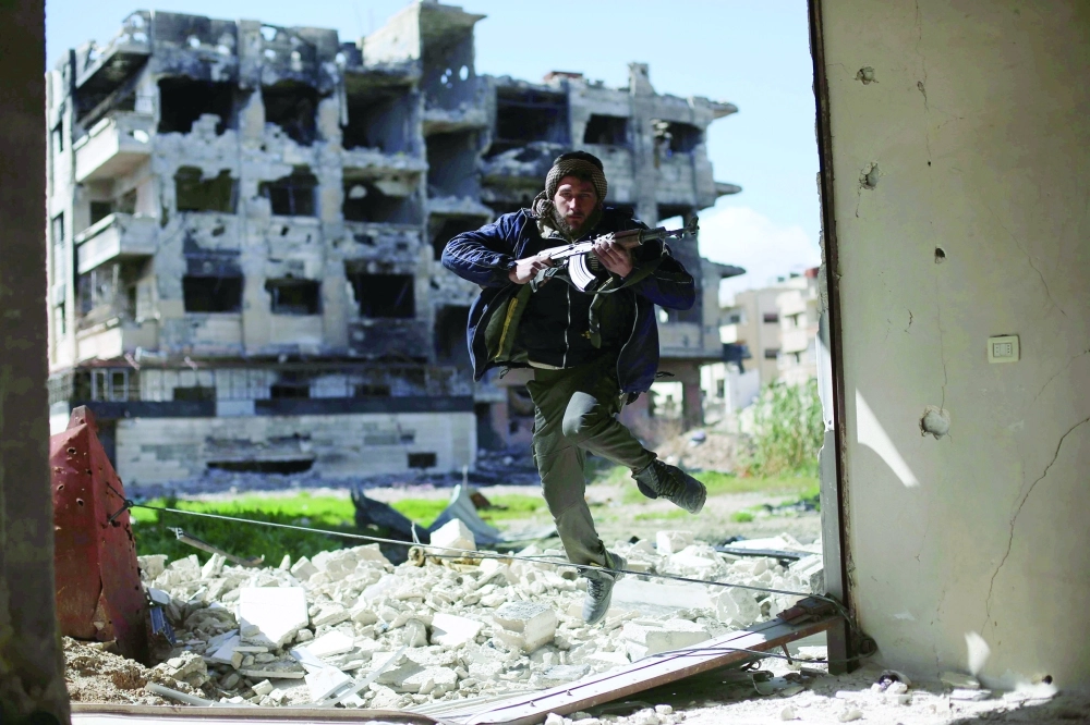 مقاتل معارض خلال عمليات عند جبهة جوبر قرب دمشق     (أ ف ب)