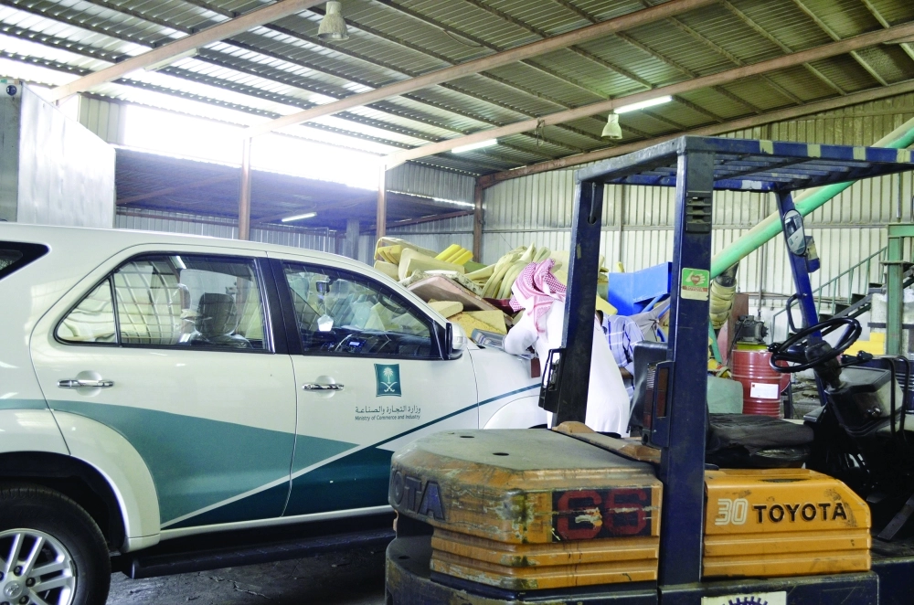 ممثل التجارة أثناء ضبط مستودع للإسفنج الملوث         (مكة)