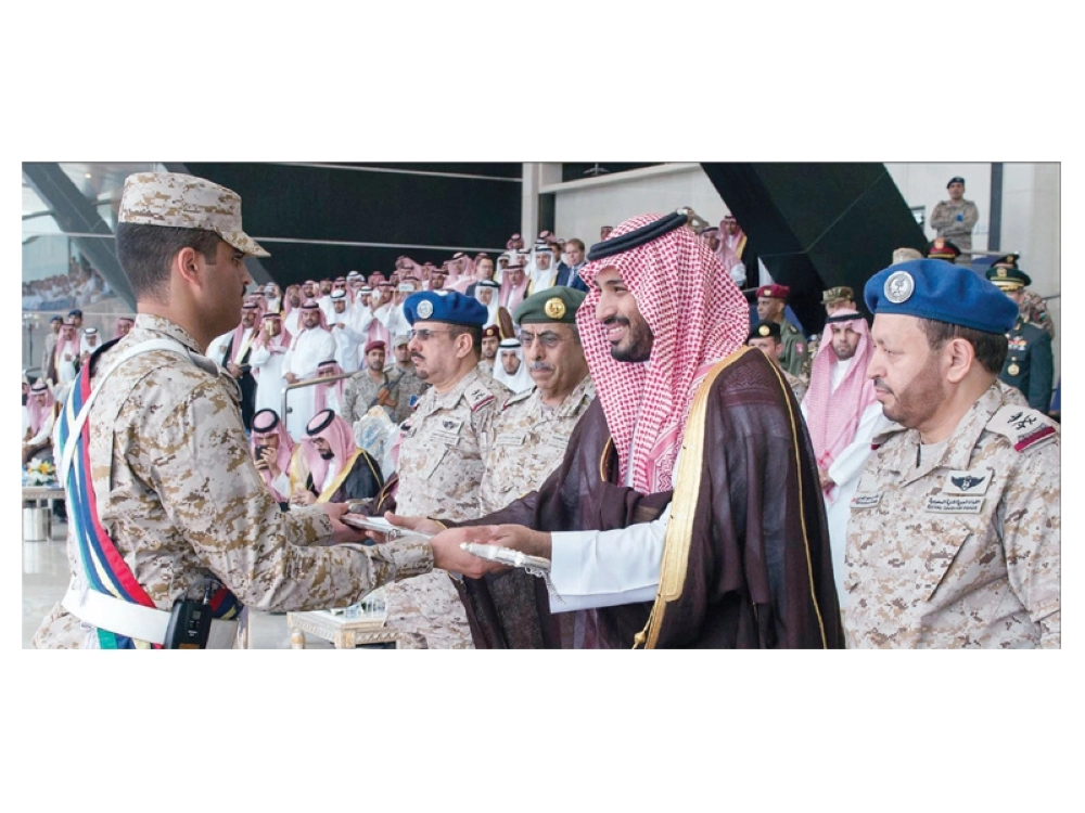 الأمير محمد بن سلمان مكرما أحد الخريجين  (بندر الجلعود)