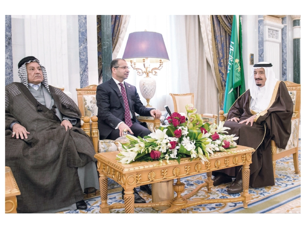 الملك سلمان مستقبلا سليم الجبوري والوفد المرافق له بالرياض أمس   (واس)