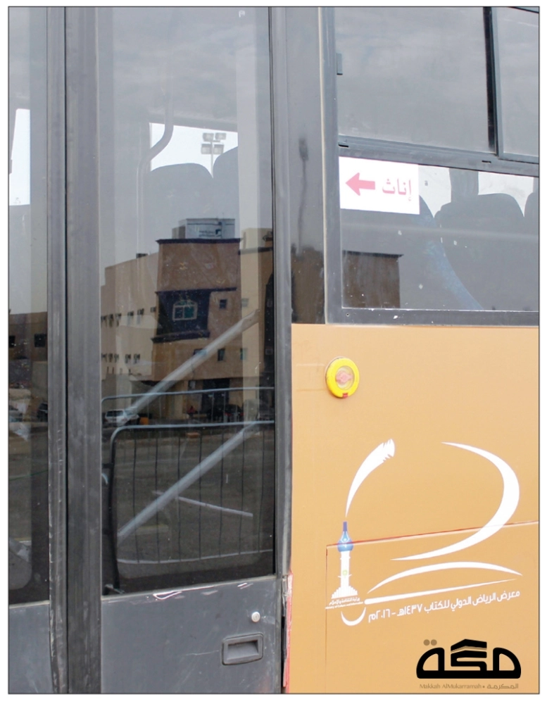 كلمة إناث تشير إلى باب أحد الباصات  (أحمد الحمادي)