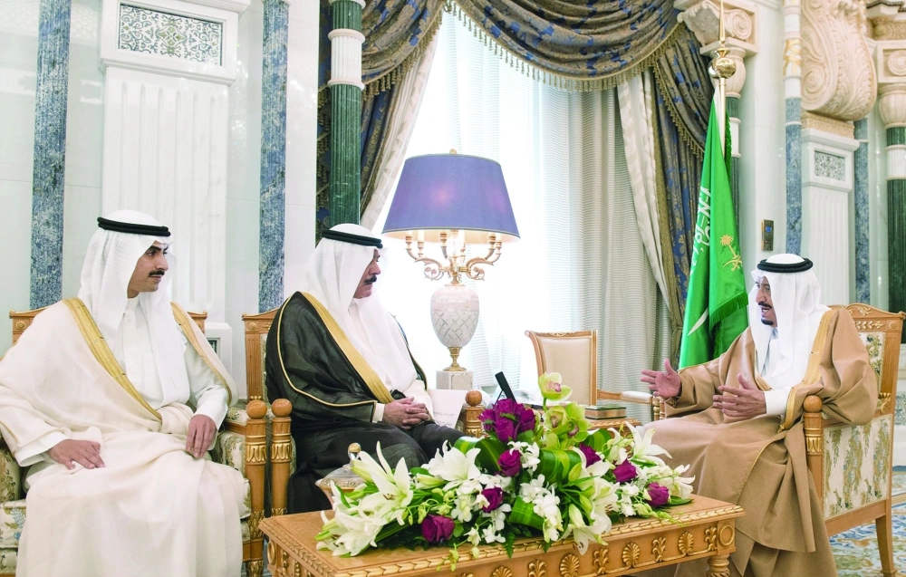 الملك سلمان مستقبلا الصباح في مكتبه بقصر اليمامة أمس