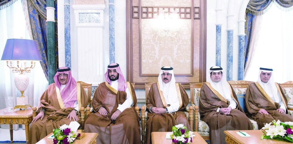 الأميران محمد بن نايف ومحمد بن سلمان وعدد من الوزراء خلال الاستقبال       (واس)
