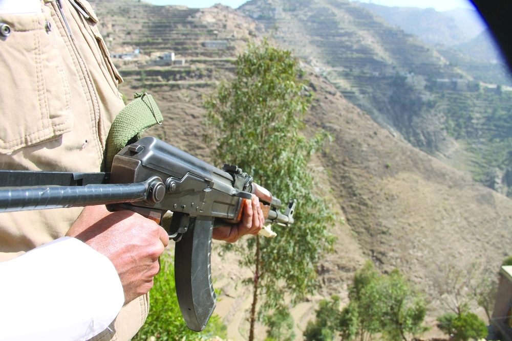 عنصر من القوات الشرعية يتمركز في أحد المواقع بتعز         (مكة)