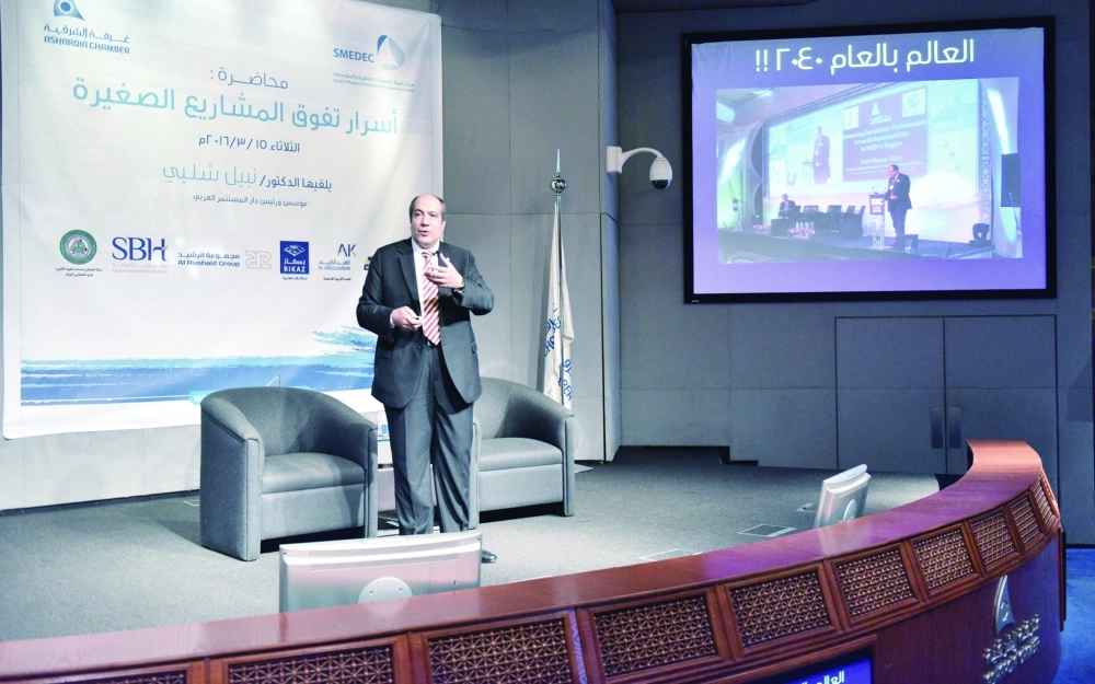 نبيل شلبي متحدثا في اللقاء                      (مكة)