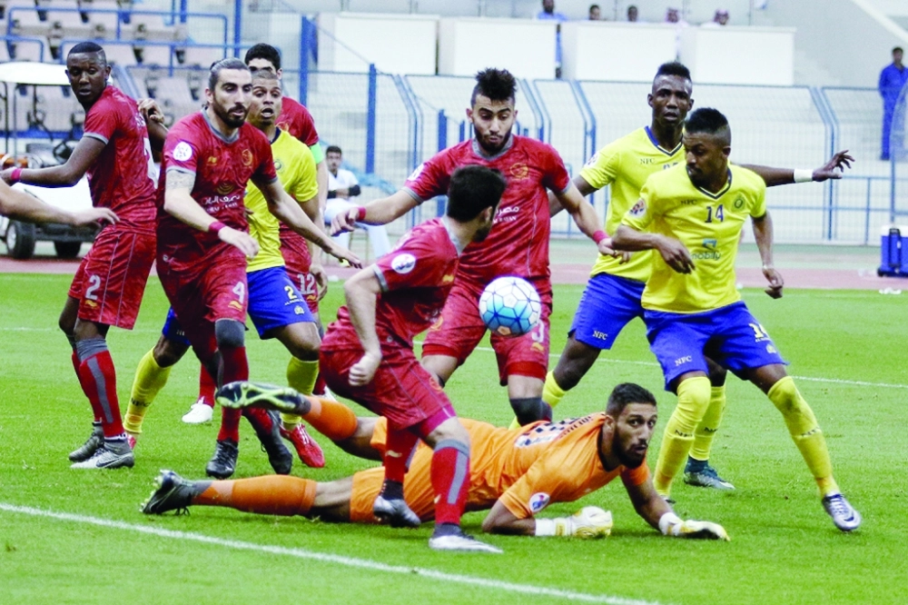 كرة حائرة بين مدافعي وحارس لخويا ومهاجمي النصر           (نواف الجبني)