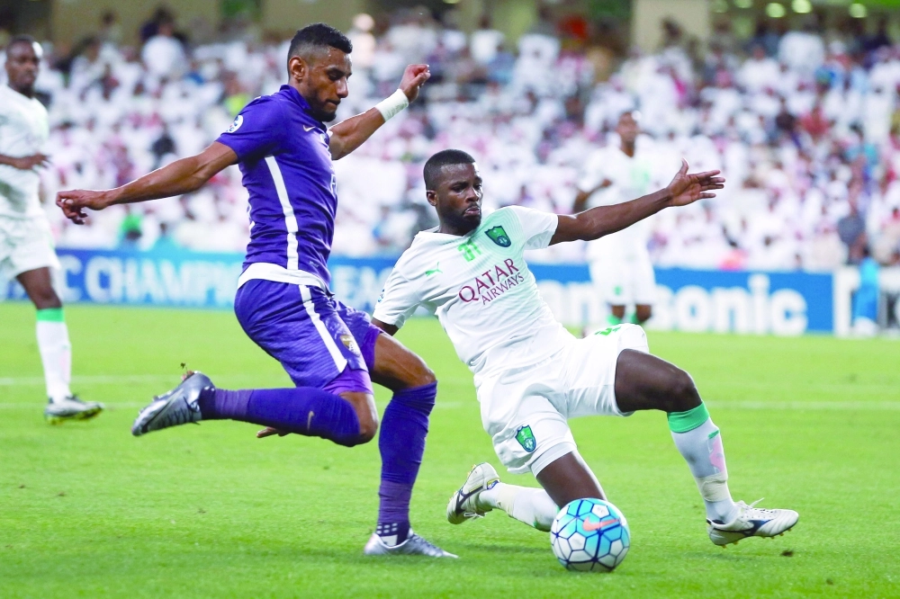 منصور الحربي في محاولة لإبطال هجمة عيناوية أمس            (أ ف ب)