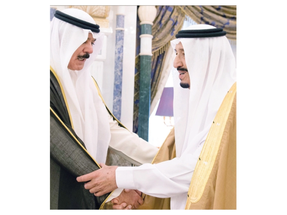 الملك سلمان مستقبلا محمد الصباح في مكتبه بقصر اليمامة أمس  