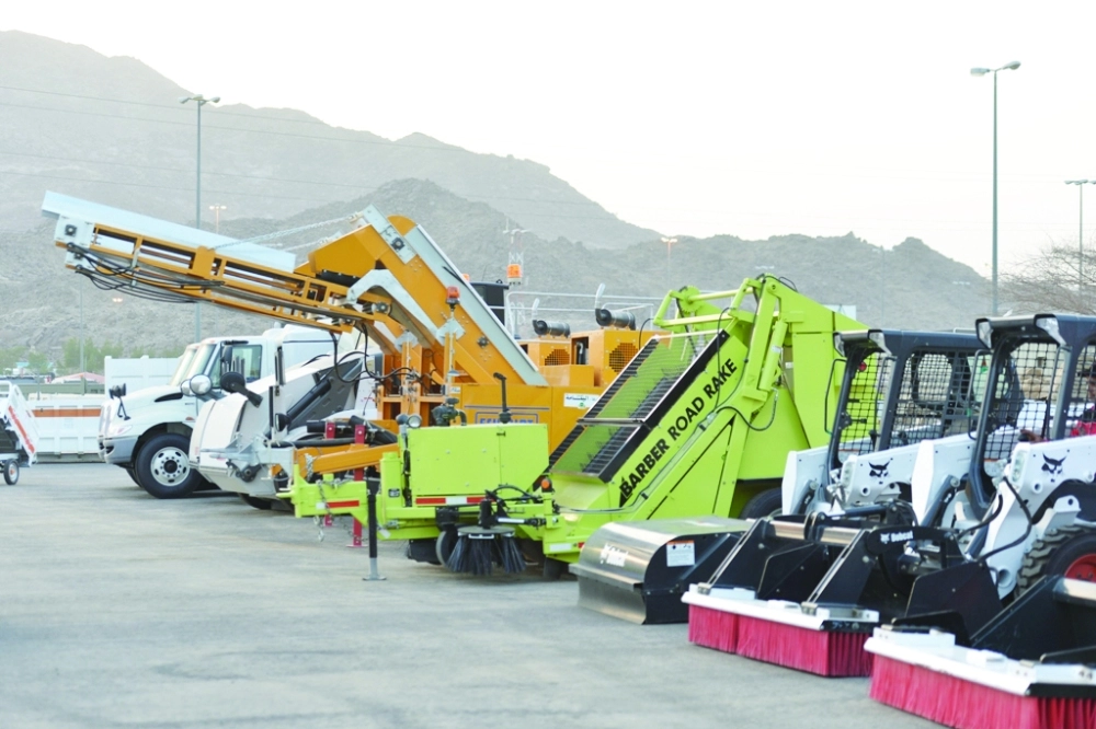 الآليات الجديدة لضغط النفايات وتنظيف الشوارع    (أحمد جابر) 