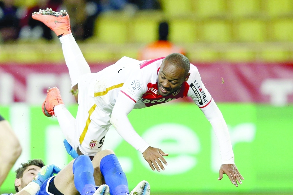 لاعب موناكو فاجنر لوف يقفز فوق حارس رينس                                (أ ف ب)