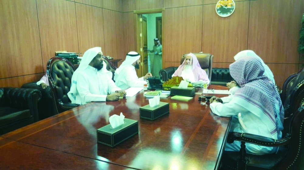 عبدالعزيز آل الشيخ خلال استقباله وفد اللجنة        (مكة)