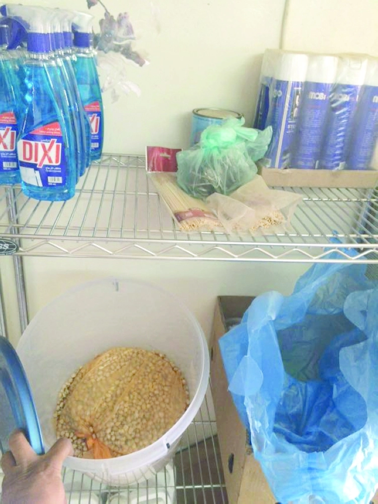 مواد التنظيف إلى جوار الأغذية في المستودع  