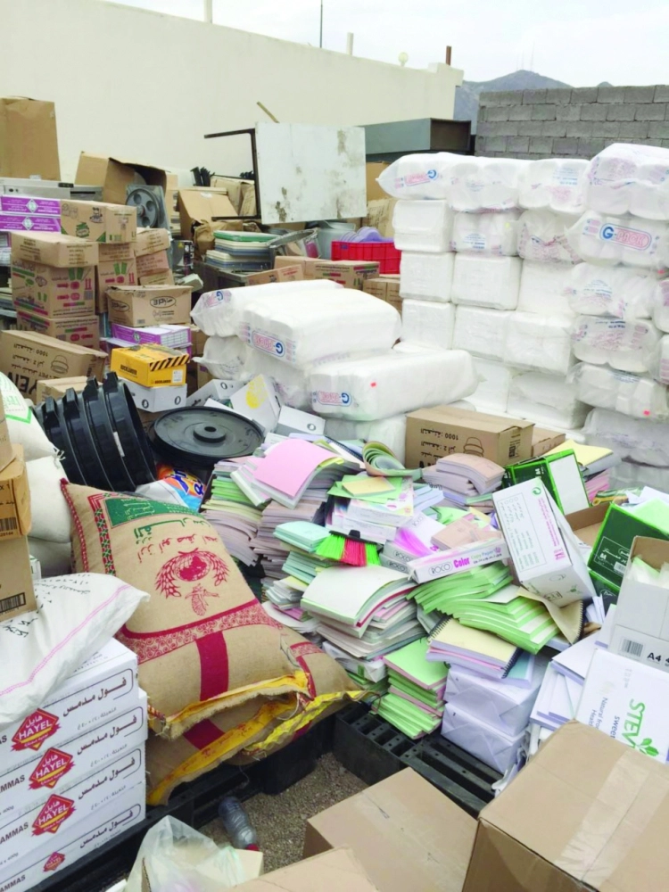 المواد الغذائية معرضة للشمس والهواء الطلق في المستودع  