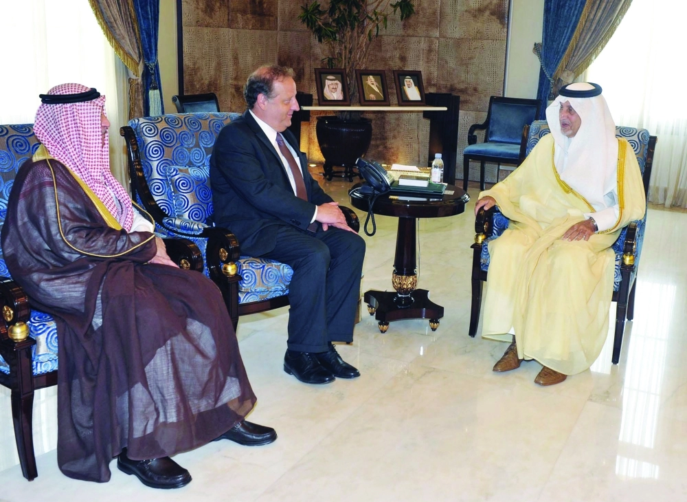 خالد الفيصل لدى استقباله دينيس هوراك