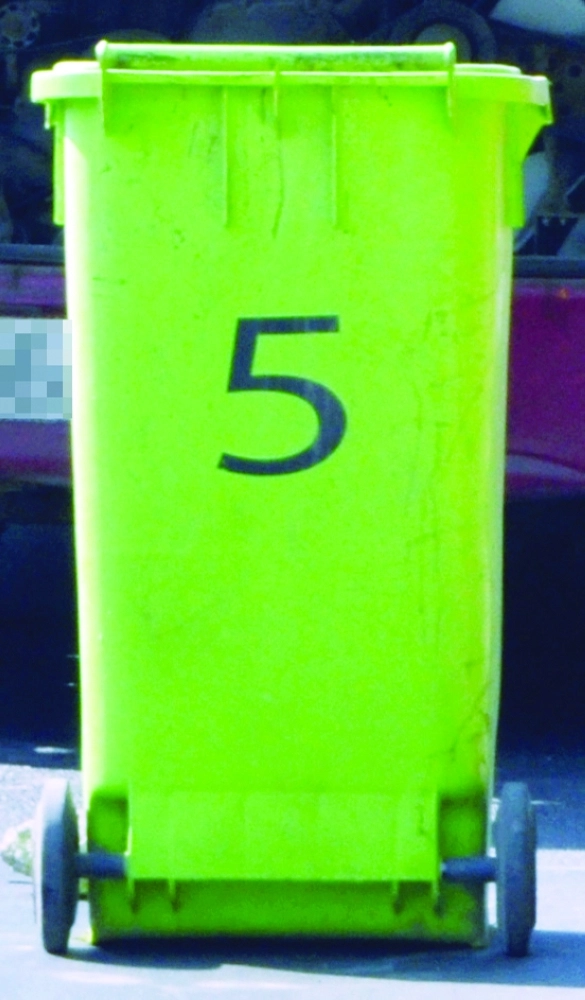 حاوية نفايات بلاستيكية         (عبدالمحسن دومان)