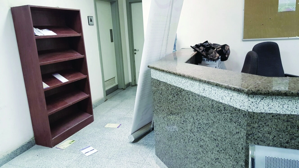 أوراق متناثرة ومكاتب فارغة من الموظفين                               (مكة)