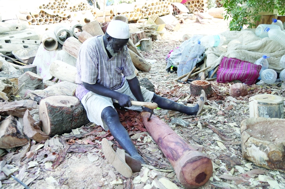 عامل يشتغل على عود معصرة سمسم                   (أحمد جابر)   