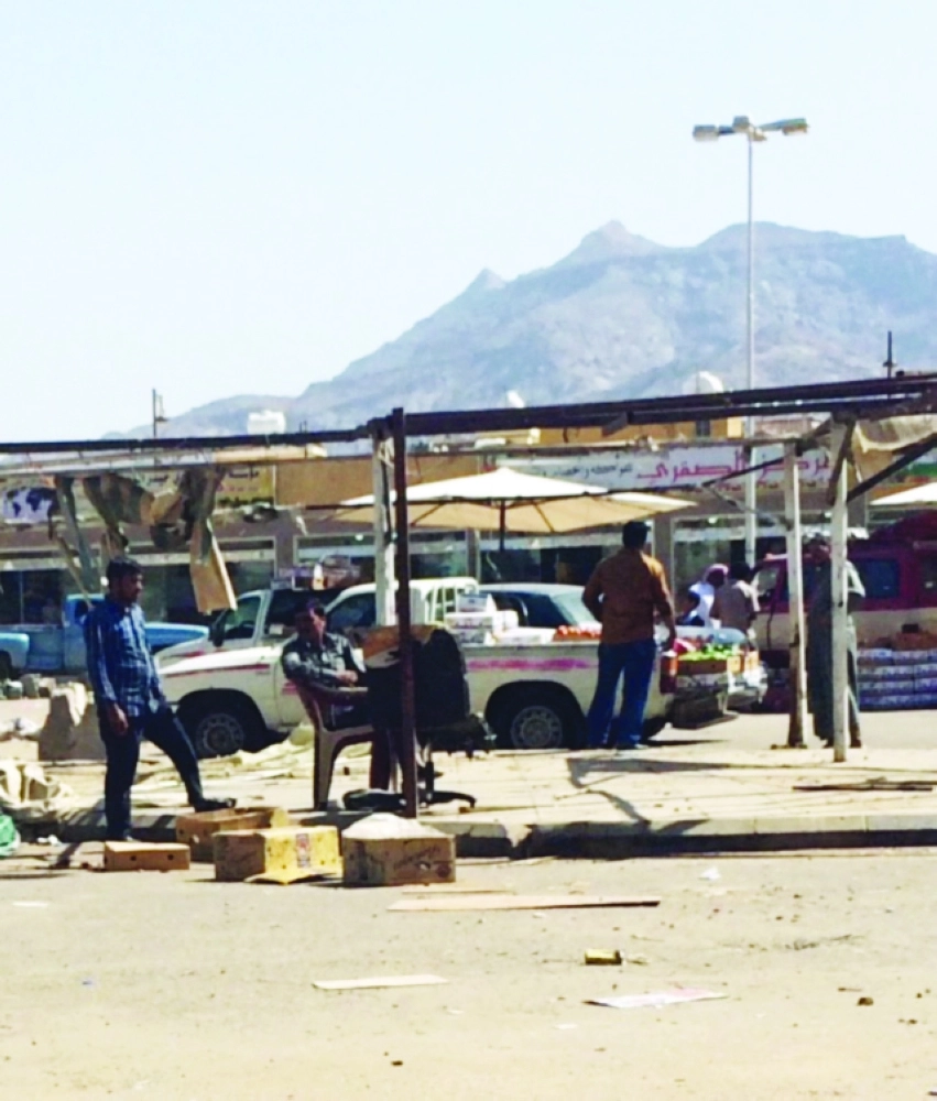 أحد العمال يبيع الخضراوات على مركبته                   (مكة)