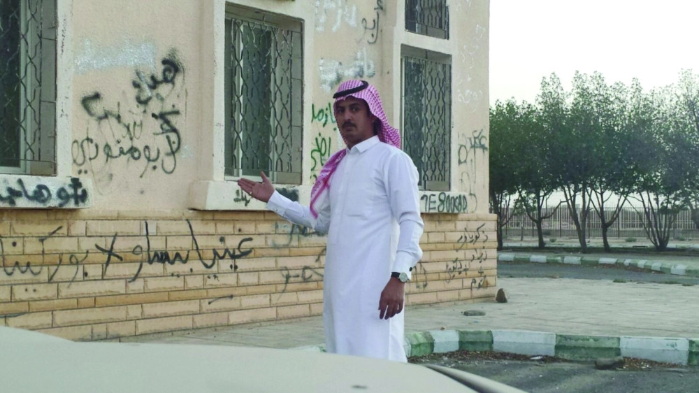 سيف العتيبي يشير إلى مواقع مهملة       