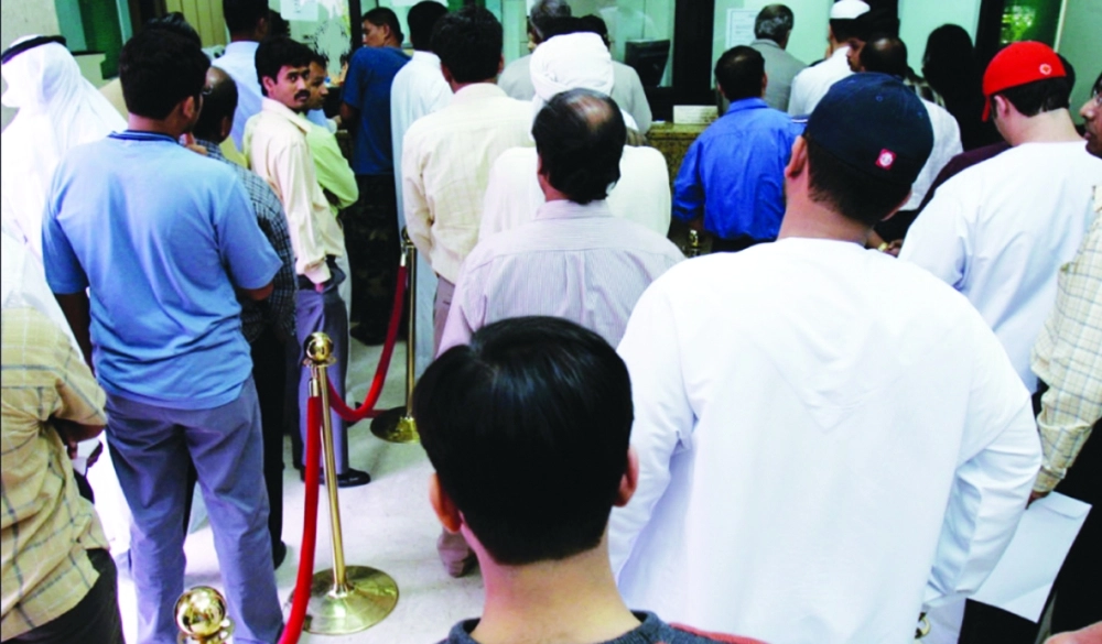 عملاء في أحد البنوك                    (مكة)