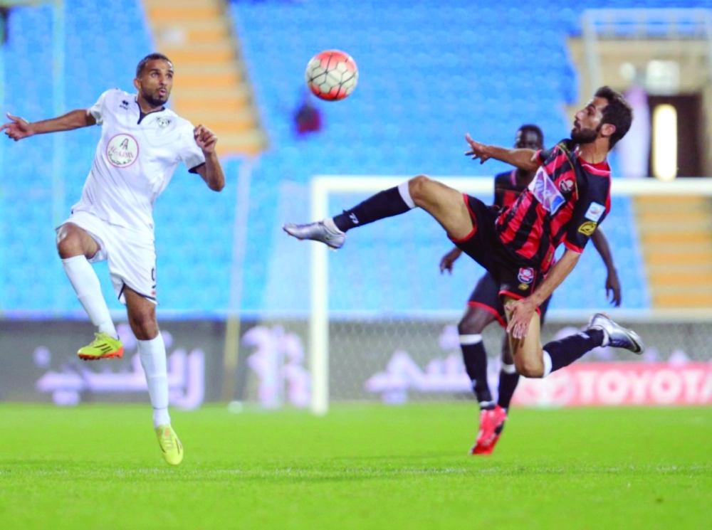 من مباراة الرائد وهجر في الجولة الماضية                                (واس)