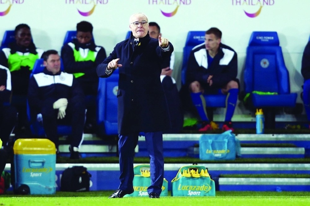  كلاوديو رانييري يوجه لاعبيه خلال مباراة نيوكاسل                (إ ب أ)