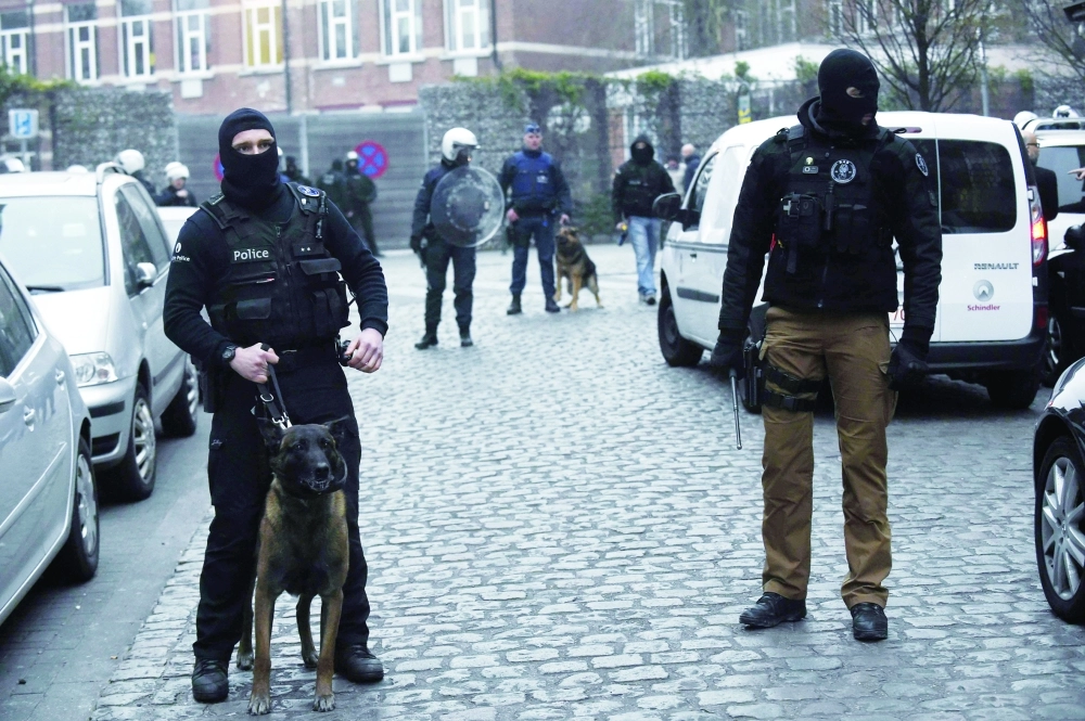 أفراد من الشرطة البلجيكية خلال مداهمة شقة عبدالسلام في بروكسل        (أ ف ب)