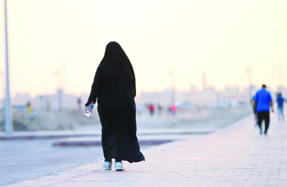 سيدة خلال ممارسة رياضة المشي             (مكة)