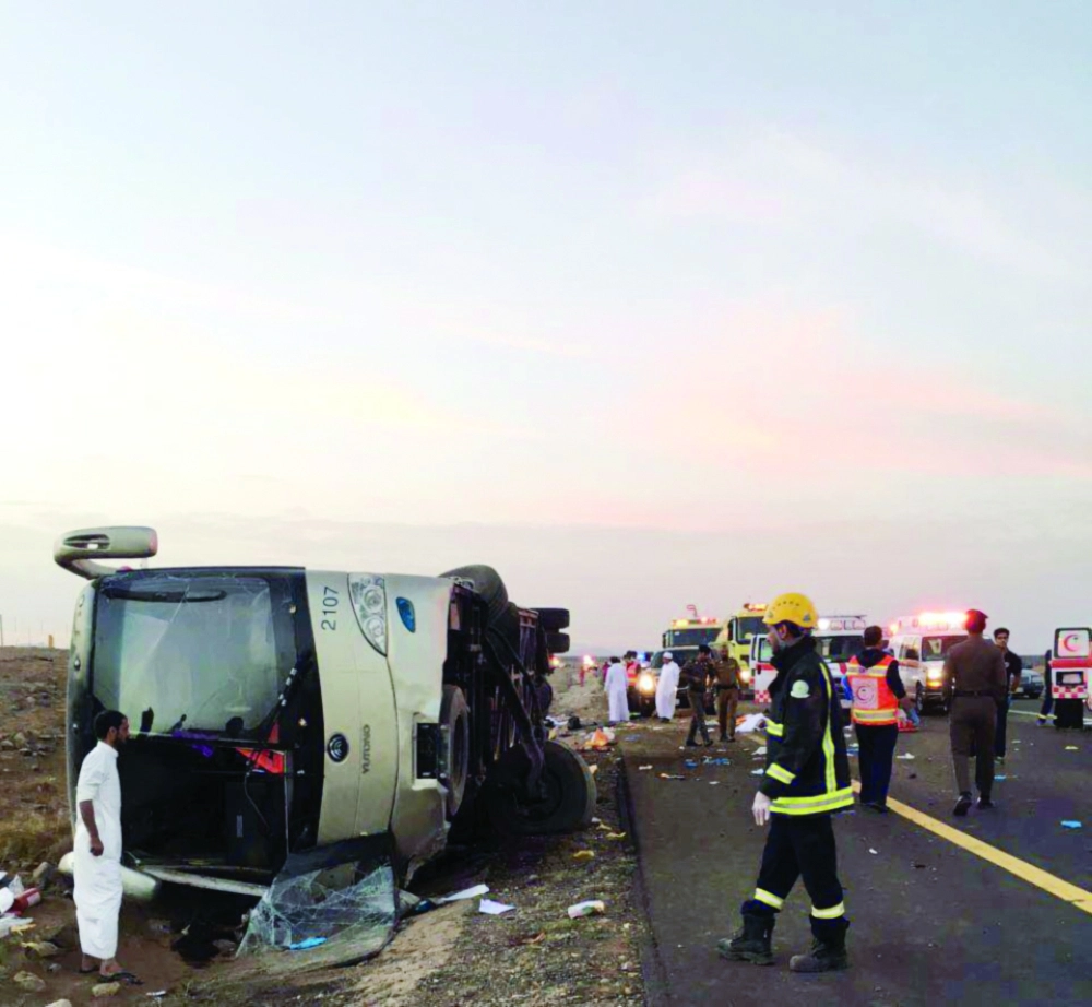 الحافلة بعد انقلابها أمس (مكة)  