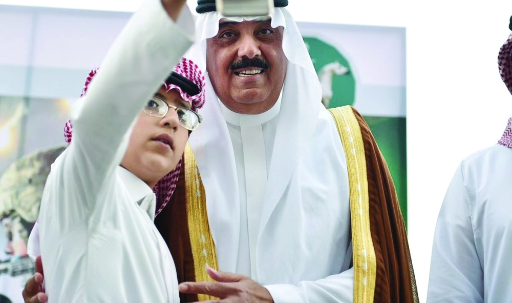 متعب بن عبدالله وسيلفي مع أحد أبناء الشهداء    (واس)