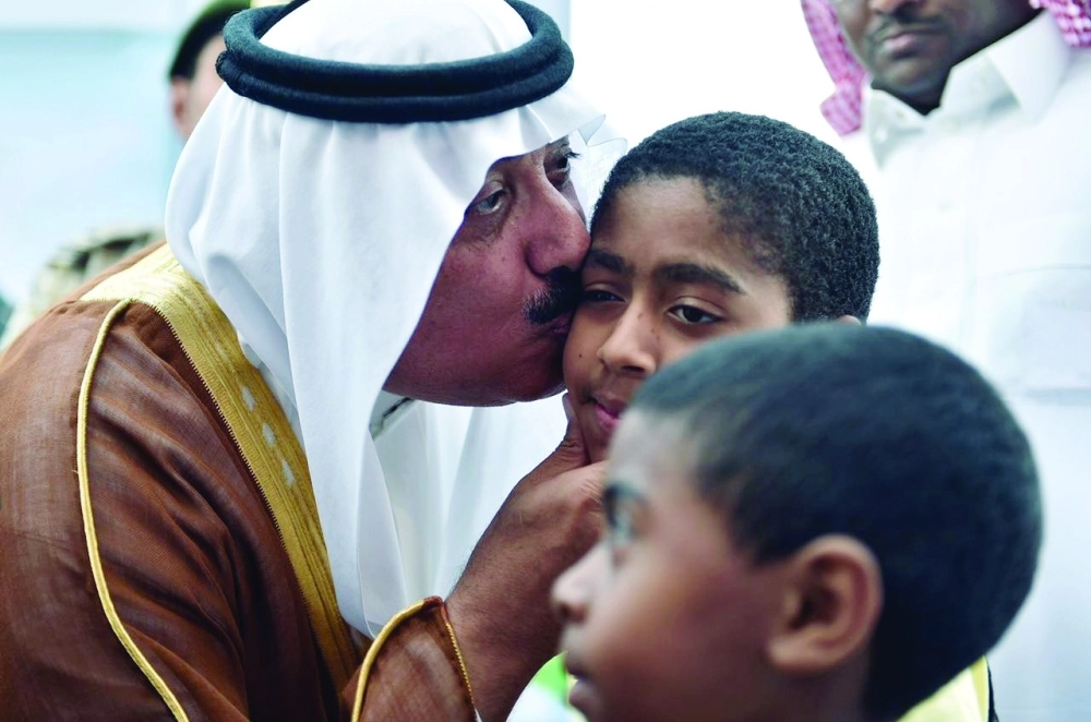 متعب بن عبدالله مع أبناء الشهداء                                                                                                      (واس)