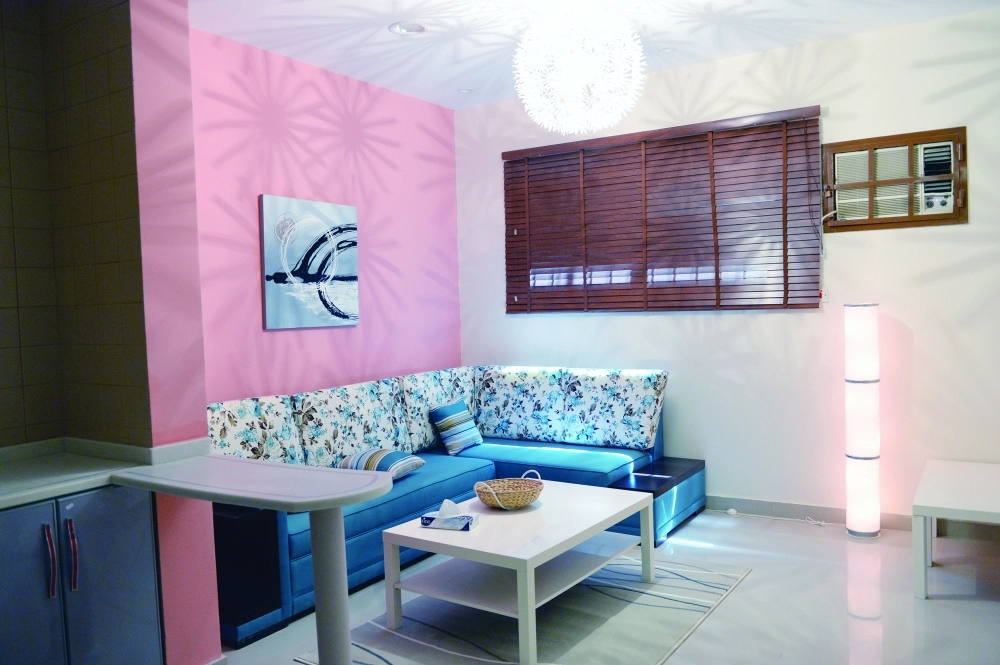 غرفة المعيشة داخل أحد أجنحة البيت العائلي  