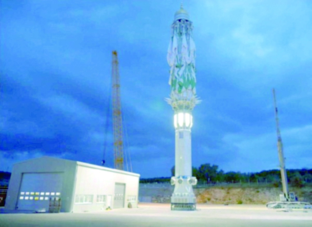 المظلة خلال تركيبها في المصنع         (مكة)