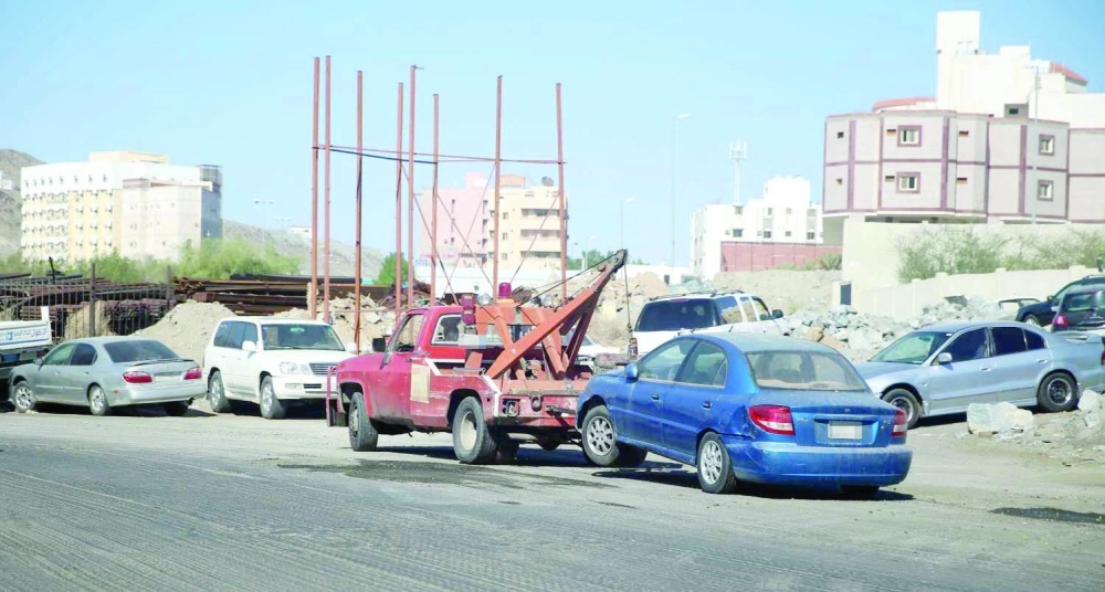 ونش خلال سحبه إحدى السيارات              (مكة)