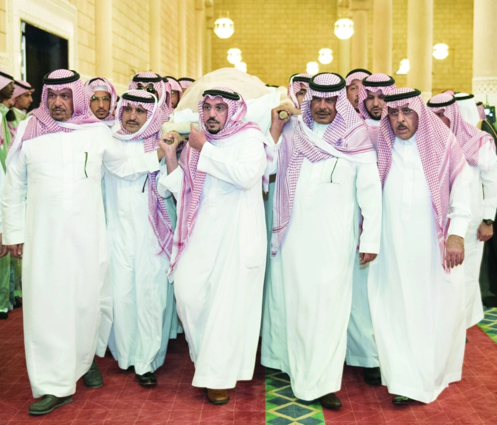 أشقاء الفقيد خلال تشييعه بعد الصلاة عليه