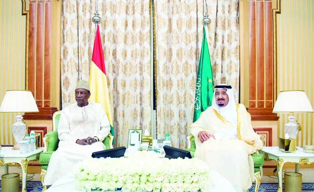 الملك سلمان وألفا كوندي خلال مباحثاتهما في قصر اليمامة أمس 