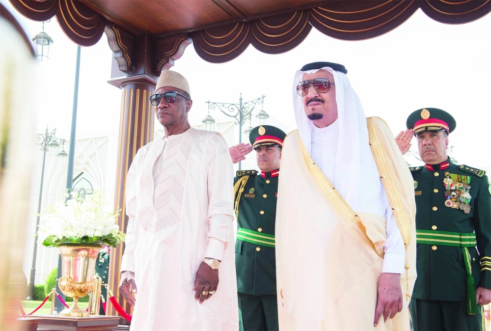 خادم الحرمين الشريفين وألفا كوندي خلال عزف السلامين الوطنيين (بندر الجلعود)