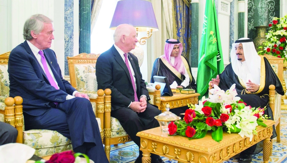 الملك سلمان لدى لقائه وفد الكونجرس الأمريكي في مكتبه بقصر اليمامة أمس