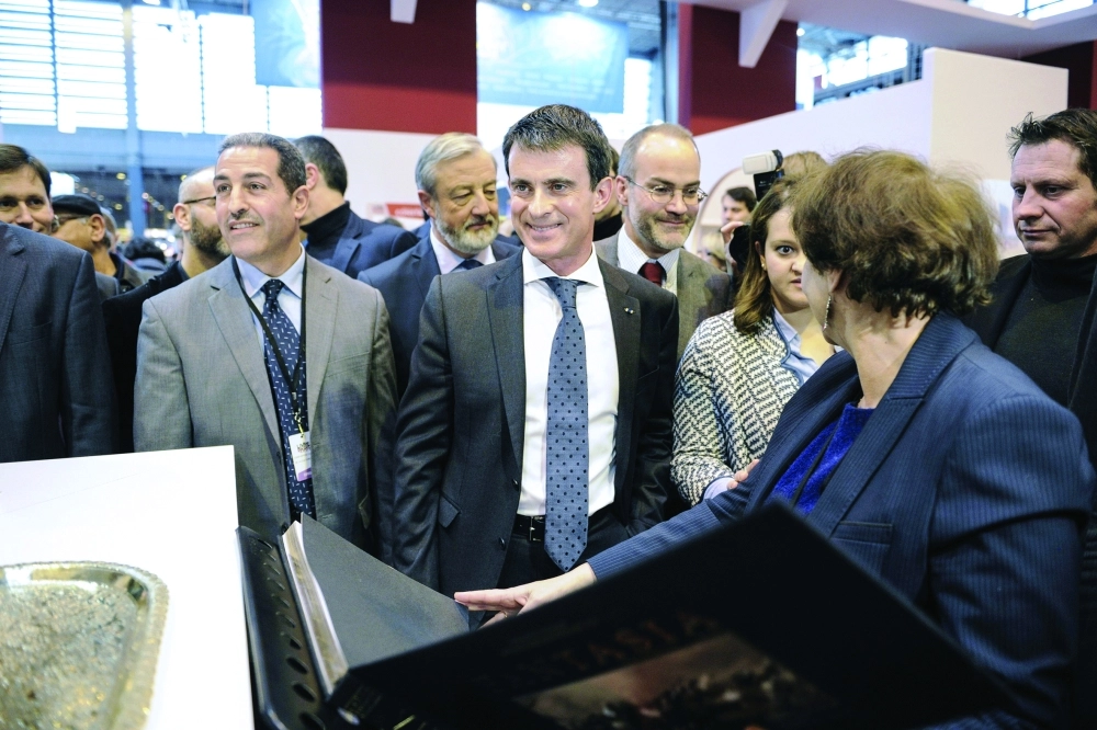 رئيس وزراء فرنسا يزور معرض الكتاب في باريس                       (أ ف ب)