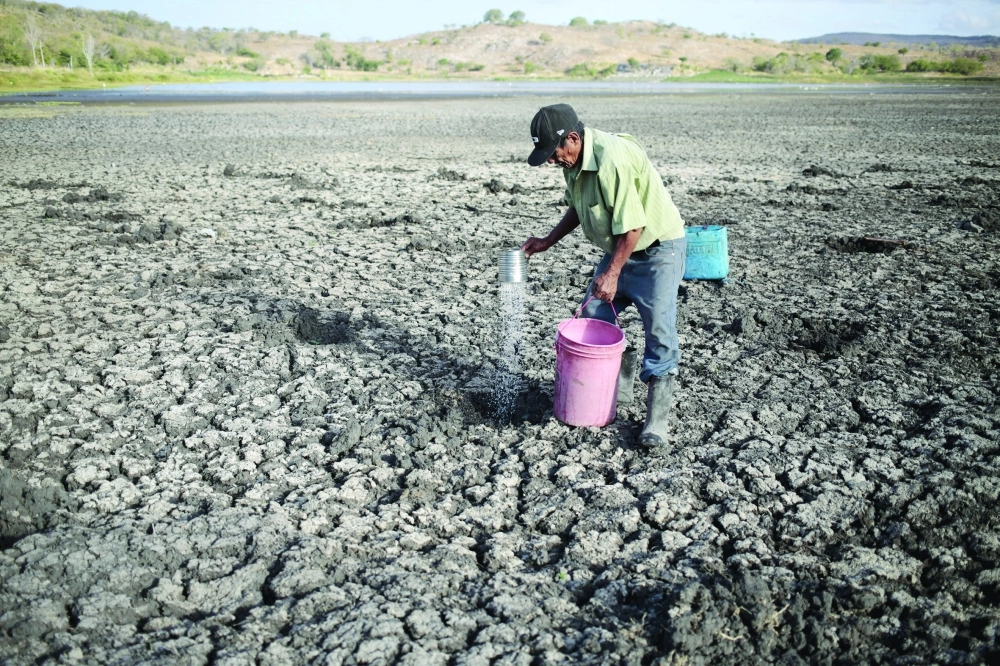 مزارع في نيكاراجوا يروي أرضه بطريقة بدائية بسبب ندرة المياه     (رويترز)