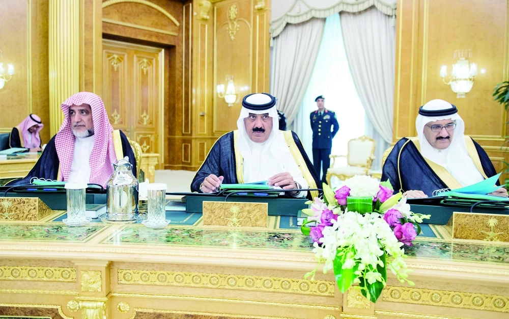 الأميران منصور بن متعب ومتعب بن عبدالله وصالح آل الشيخ خلال الجلسة