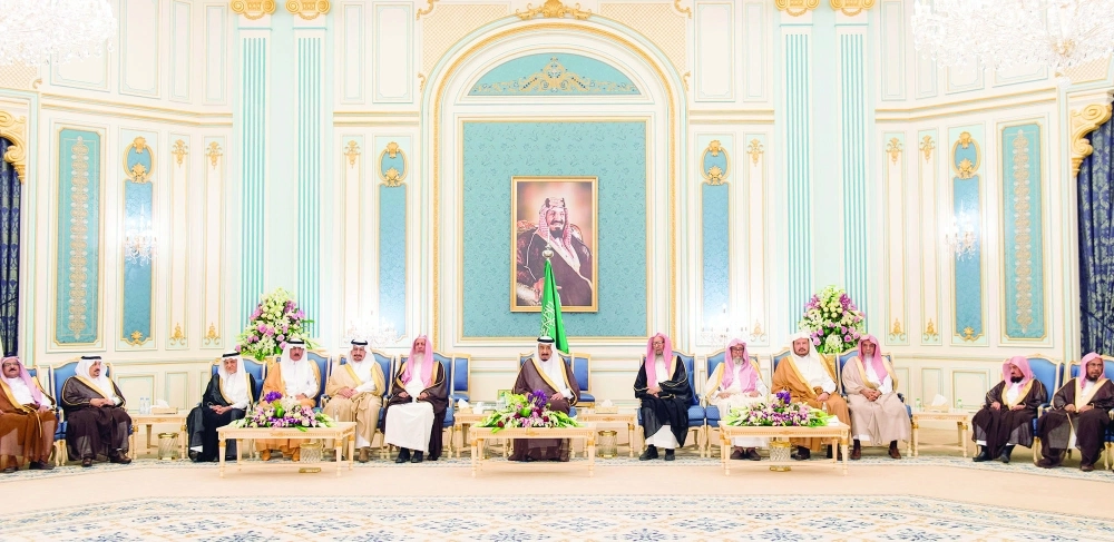 الملك سلمان لدى استقباله الأمراء والمفتي والعلماء والمواطنين في قصر اليمامة أمس                        (بندر الجلعود)   