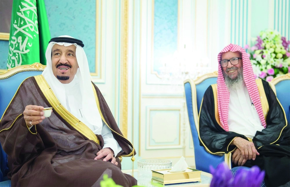 الملك سلمان خلال الاستقبال