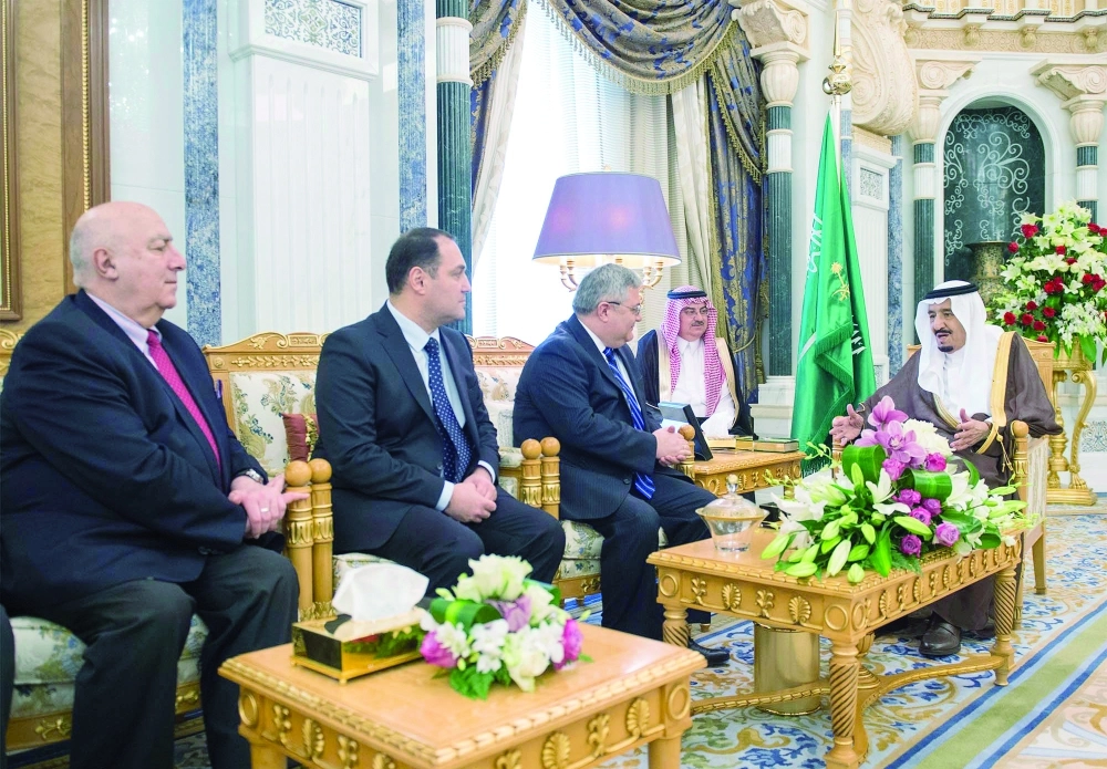 الملك سلمان مستقبلا ديفيد اوسوباشفيلي في مكتبه بقصر اليمامة أمس  