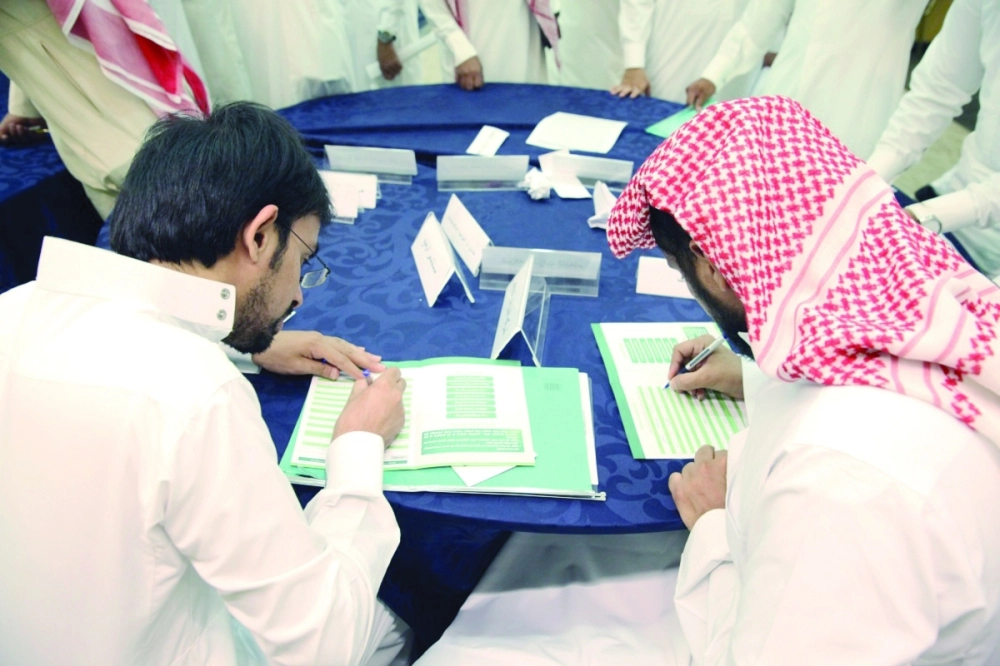 شابان أثناء التقديم على وظائف في مكة المكرمة         (مكة)