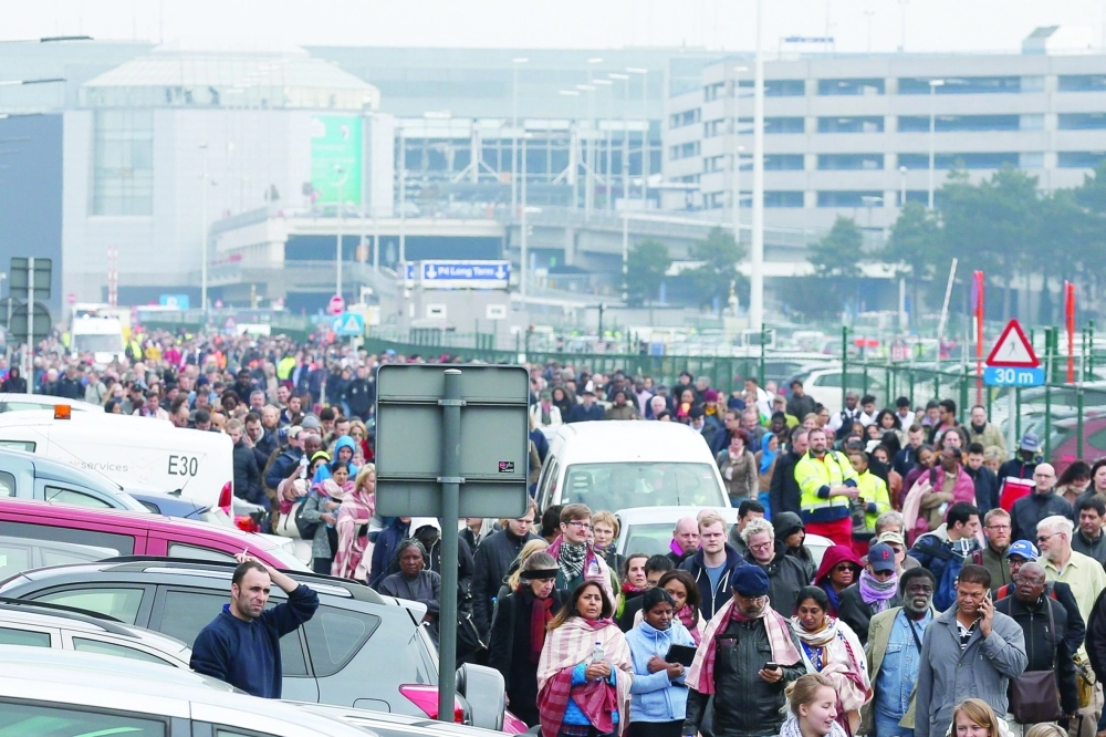إجلاء المسافرين والموظفين من مطار بروكسل بعد التفجيرات 