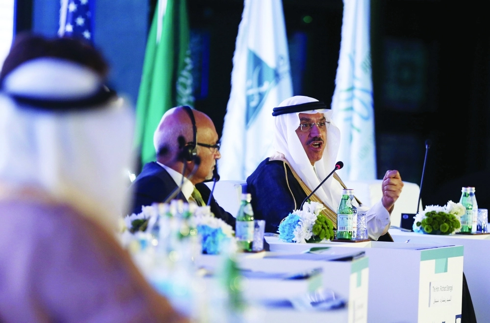 الجاسر خلال حديثه بالمنتدى                                   (وكالات)