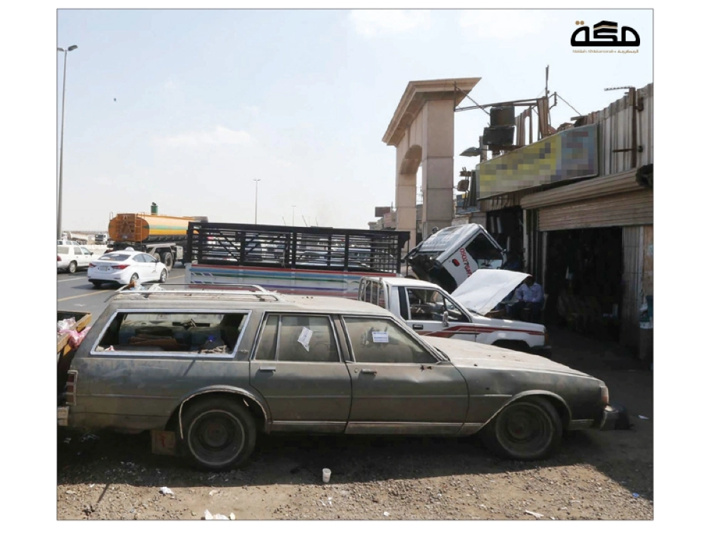سيارات أمام إحدى الورش في صناعية النزهة   (ثامر الفرج)