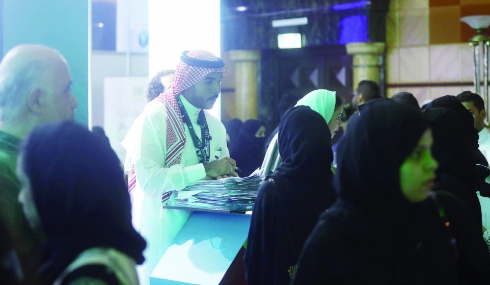 أحد العاملين في الفعالية يستقبل الطلبات