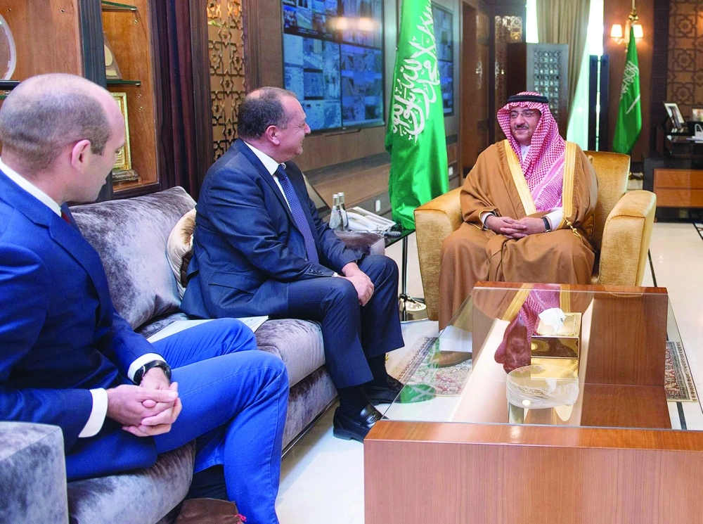 الأمير محمد بن نايف لدى لقائه سايمون كوليس في ديوان الداخلية أمس 